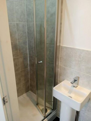 Ensuite Double-bed (E4) close to Burnley city ctr.